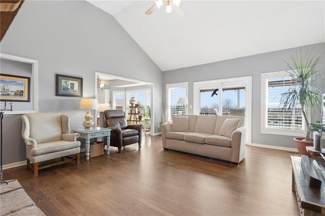 25605 Parallel Road, Tonganoxie, KS 66086