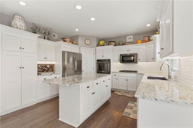 25605 Parallel Road, Tonganoxie, KS 66086