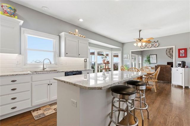 25605 Parallel Road, Tonganoxie, KS 66086