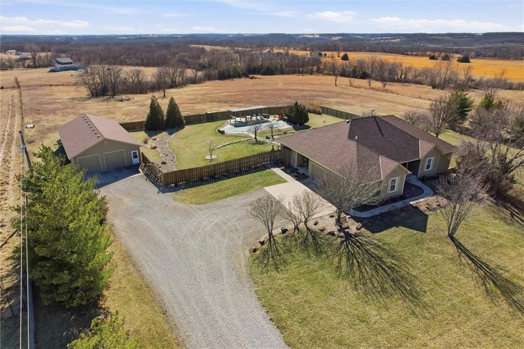 25605 Parallel Road, Tonganoxie, KS 66086