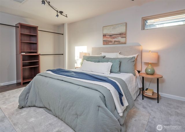 18631 E Spring Lake Drive SE, Renton, WA 98058