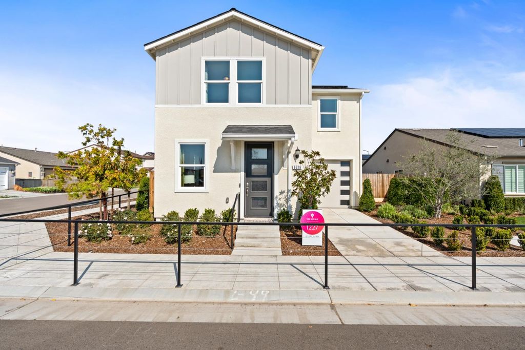 6604 E Clingstone Drive, Fresno, CA 93727