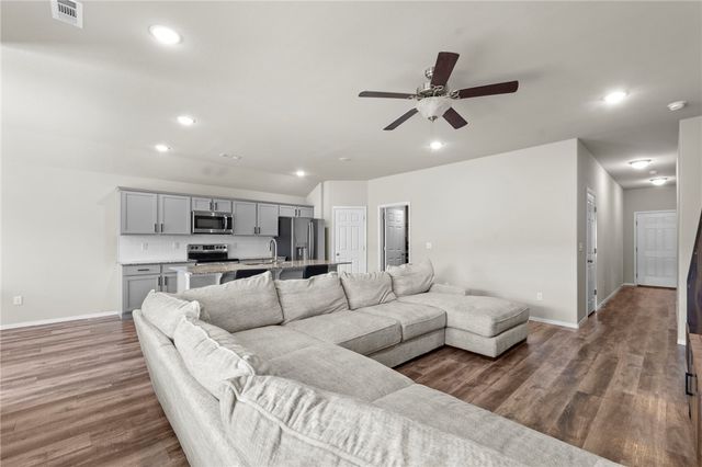 527 Woodcreek Loop, Lowell, AR 72745