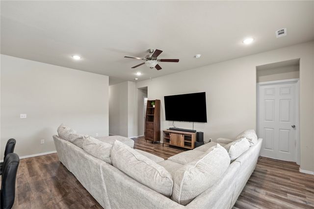 527 Woodcreek Loop, Lowell, AR 72745