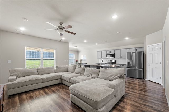 527 Woodcreek Loop, Lowell, AR 72745