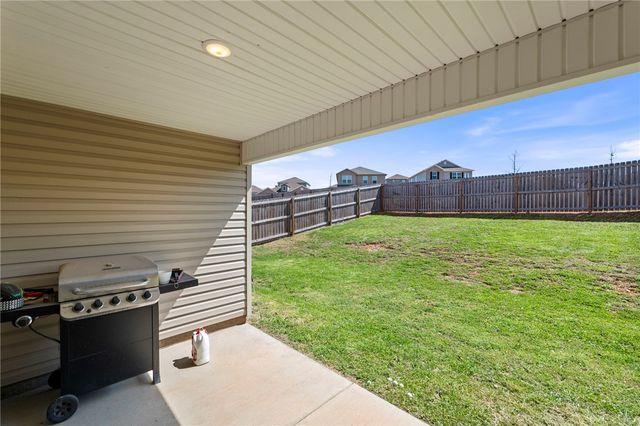 527 Woodcreek Loop, Lowell, AR 72745
