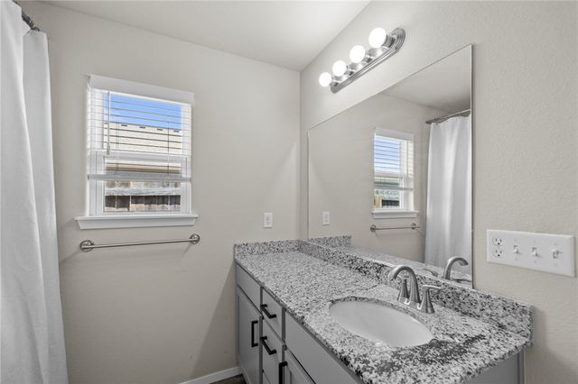 527 Woodcreek Loop, Lowell, AR 72745