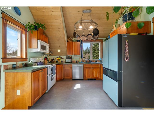 1055 PHELPS St, Tillamook, OR 97141