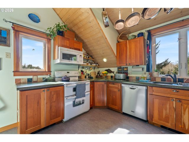 1055 PHELPS St, Tillamook, OR 97141