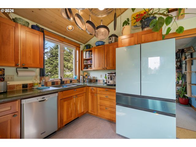 1055 PHELPS St, Tillamook, OR 97141