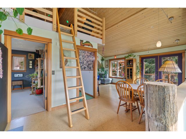 1055 PHELPS St, Tillamook, OR 97141