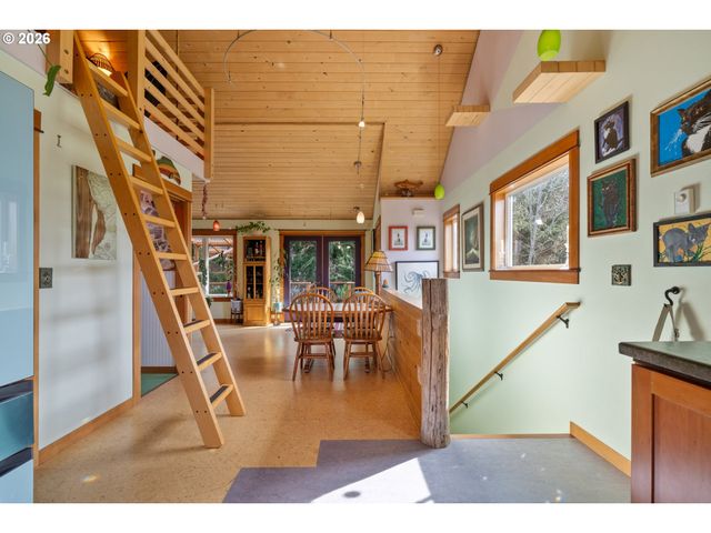 1055 PHELPS St, Tillamook, OR 97141