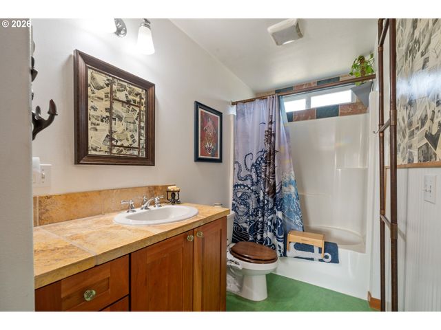1055 PHELPS St, Tillamook, OR 97141
