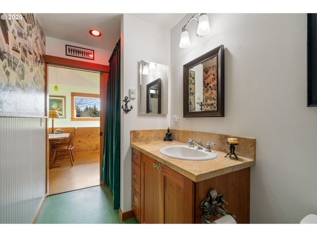 1055 PHELPS St, Tillamook, OR 97141