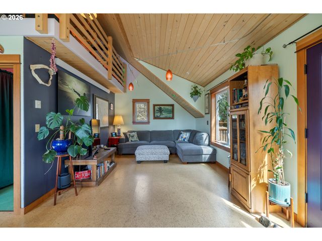 1055 PHELPS St, Tillamook, OR 97141