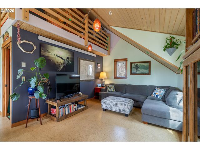 1055 PHELPS St, Tillamook, OR 97141