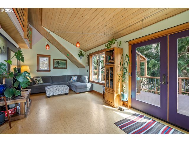 1055 PHELPS St, Tillamook, OR 97141