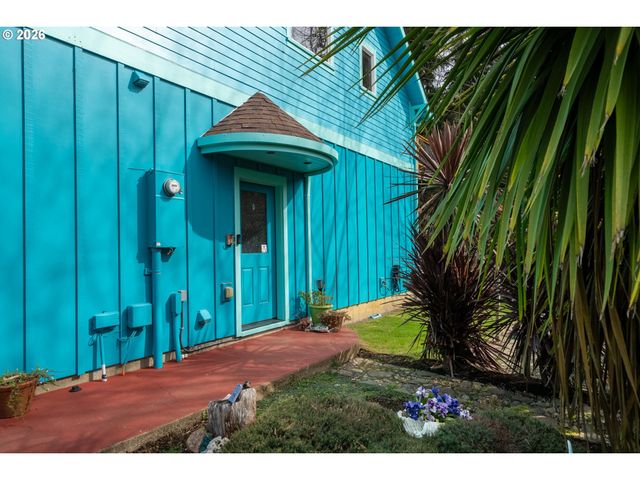 1055 PHELPS St, Tillamook, OR 97141
