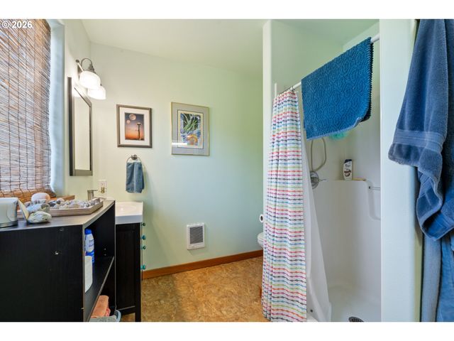1055 PHELPS St, Tillamook, OR 97141
