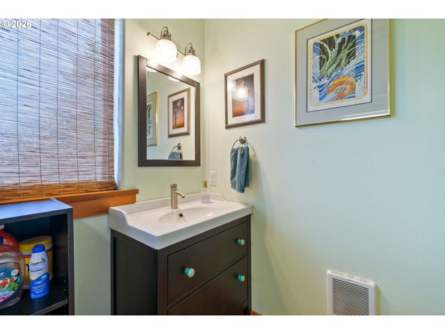 1055 PHELPS St, Tillamook, OR 97141