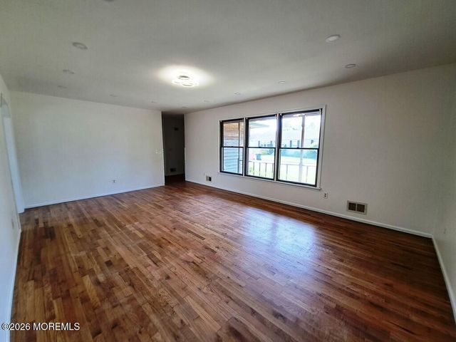 1125 Seaman Avenue, Beachwood, NJ 08722