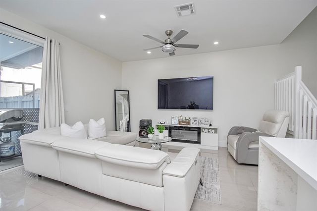 819 NW 42 Place 819, Deerfield Beach, FL 33064