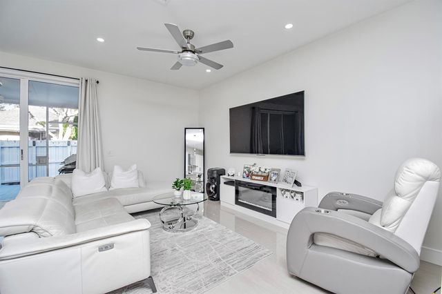 819 NW 42 Place 819, Deerfield Beach, FL 33064