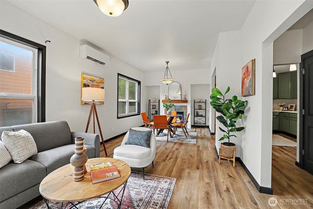 949 25th Avenue S, Seattle, WA 98144