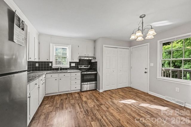 2726 Meadowcliff Drive, Charlotte, NC 28215
