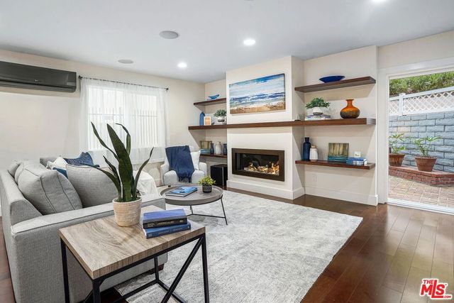 1100 N Beverly Glen Boulevard, Los Angeles, CA 90077