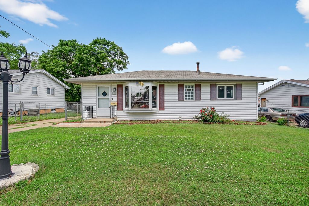 2704 Wedgewood Road, Des Moines, IA 50317