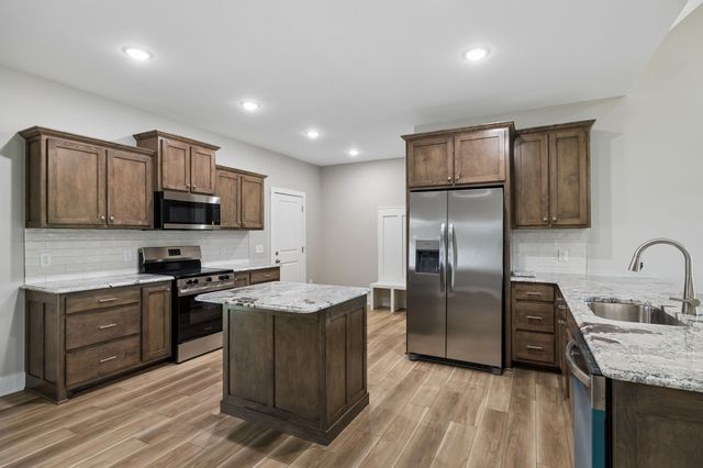 1702 Ellington Dr, Lafayette, TN 37083