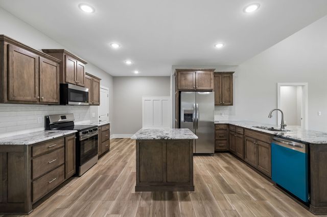 1702 Ellington Dr, Lafayette, TN 37083