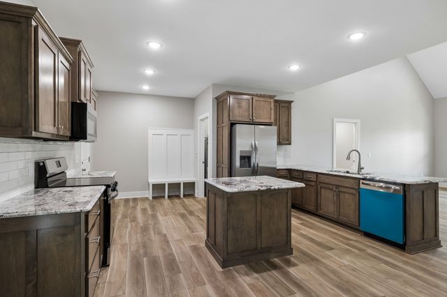 1702 Ellington Dr, Lafayette, TN 37083