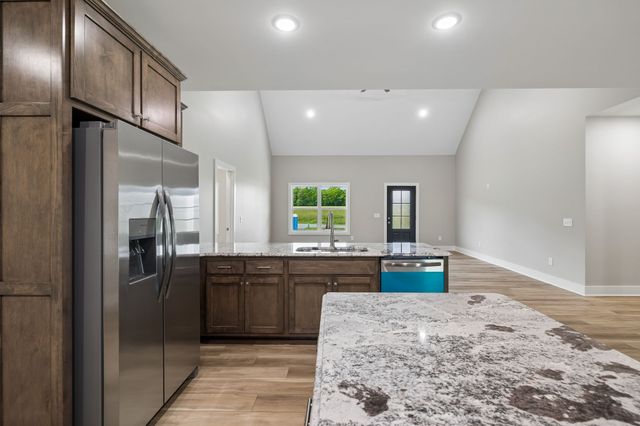 1702 Ellington Dr, Lafayette, TN 37083