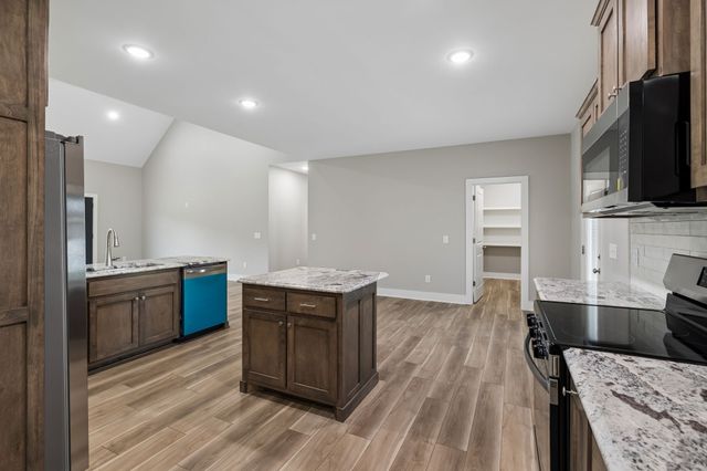 1702 Ellington Dr, Lafayette, TN 37083