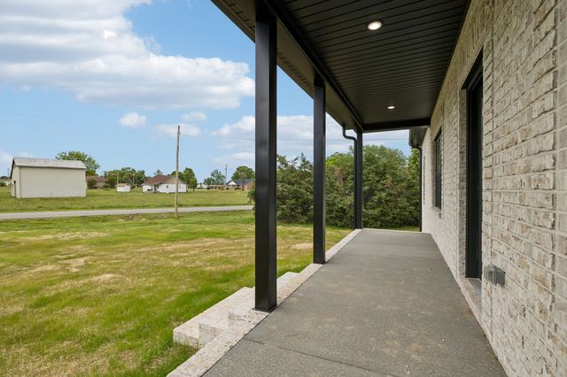 1702 Ellington Dr, Lafayette, TN 37083