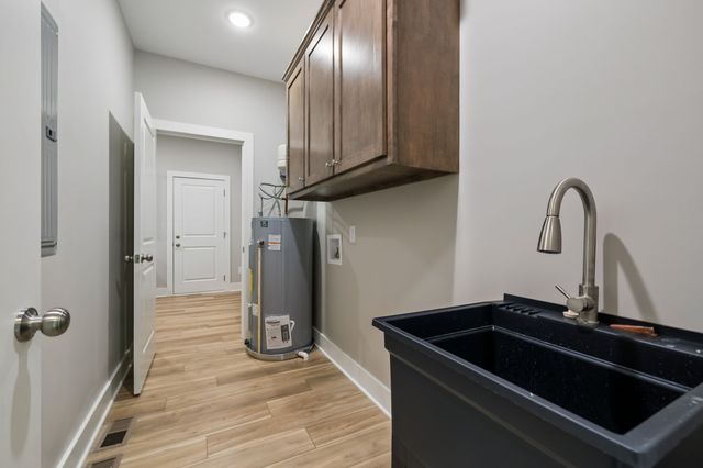 1702 Ellington Dr, Lafayette, TN 37083