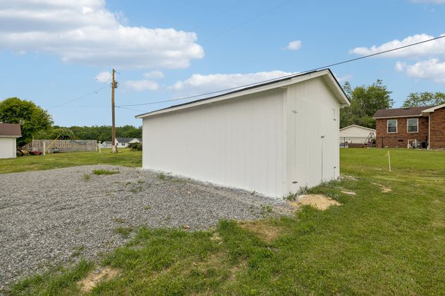 1702 Ellington Dr, Lafayette, TN 37083