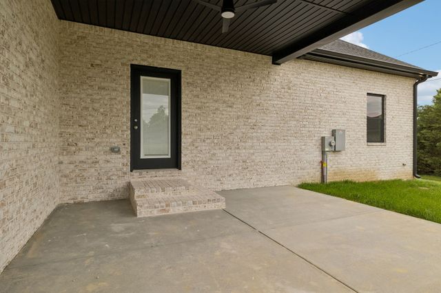 1702 Ellington Dr, Lafayette, TN 37083