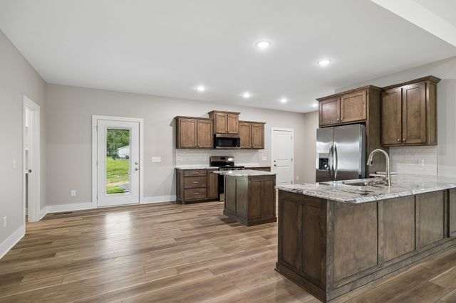 1702 Ellington Dr, Lafayette, TN 37083