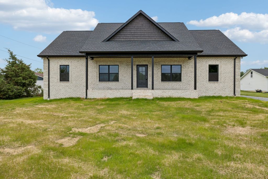 1702 Ellington Dr, Lafayette, TN 37083