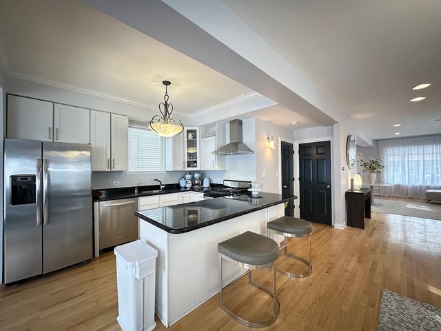 4142 N MAPLEWOOD Avenue HOUSE, Chicago, IL 60618