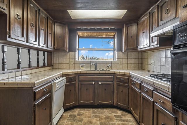 9023 Ave 404, Dinuba, CA 93618