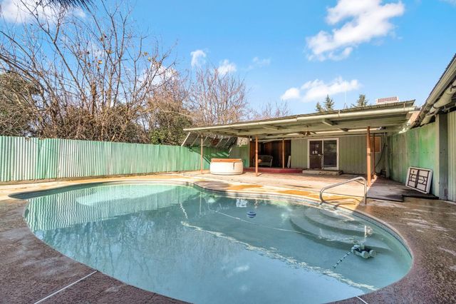 9023 Ave 404, Dinuba, CA 93618