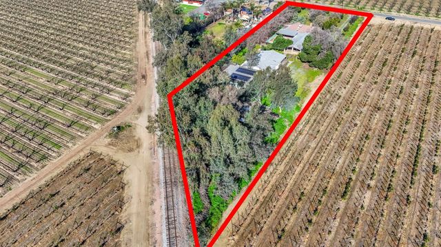 9023 Ave 404, Dinuba, CA 93618