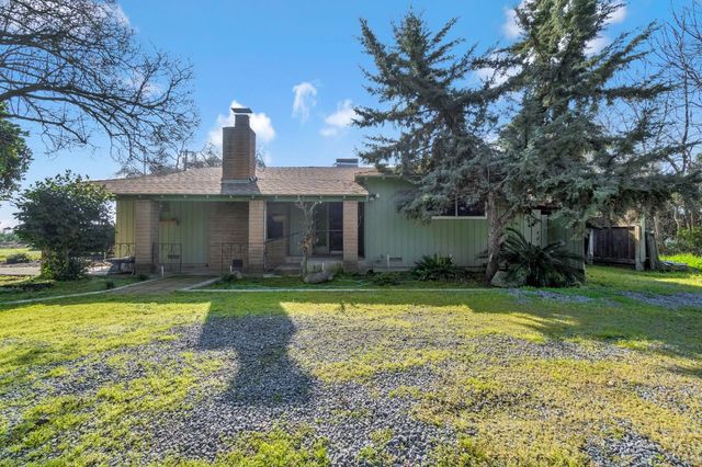 9023 Ave 404, Dinuba, CA 93618