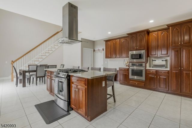 26 Winslow Dr, Bridgewater Twp., NJ 08836