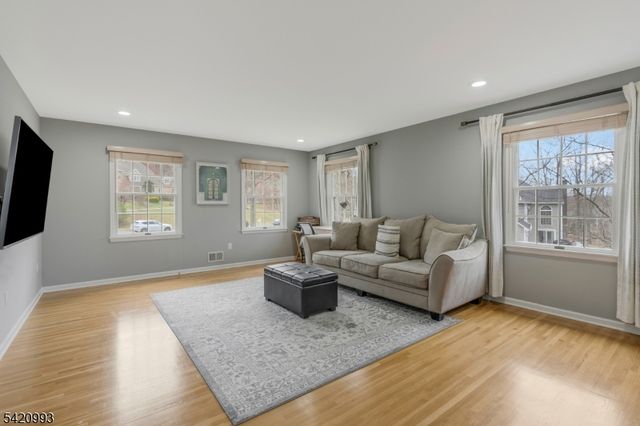 26 Winslow Dr, Bridgewater Twp., NJ 08836