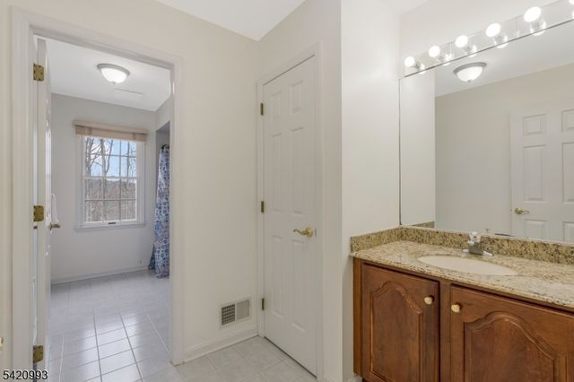 26 Winslow Dr, Bridgewater Twp., NJ 08836